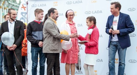 Бу Андерссон вручил 10-летней девочке ключи от Lada Largus Cross