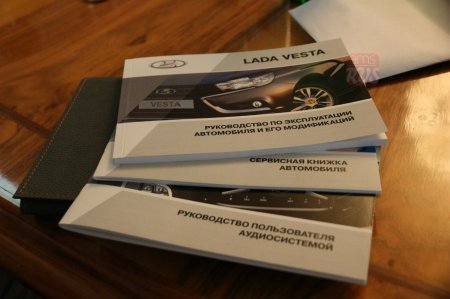 Интерьер Lada Vesta в топовой и средней комплектации показали на фото